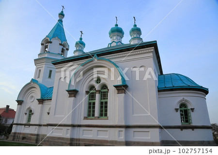 青空を背に建つ教会 102757154