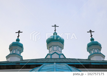 特徴的な教会の屋根 102757175