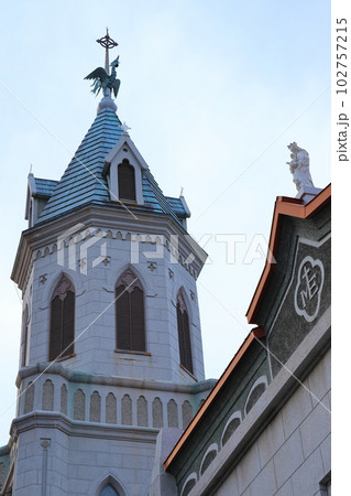 空にそびえるカトリック元町教会 102757215