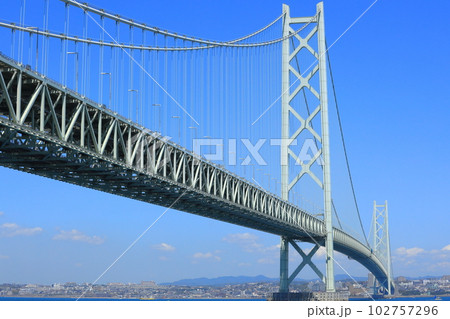青空に架かる明石海峡大橋 青空に架かる明石海峡大橋 102757296