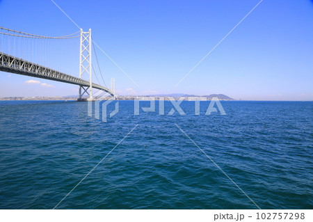 海から望む明石海峡大橋 102757298