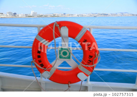 瀬戸内海の青い海 102757315