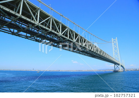 橋の下から望む明石海峡大橋 橋の下から望む明石海峡大橋 102757321
