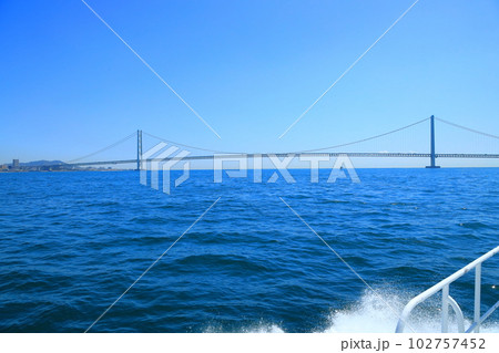 海から望む神戸・明石海峡大橋 102757452