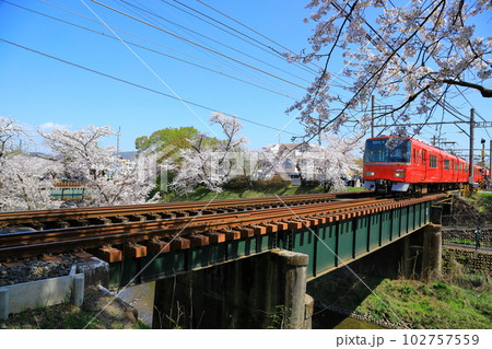 桜が咲く橋りょうを走り抜ける名鉄・各務原線列車 桜が咲く橋りょうを走り抜ける名鉄・各務原線列車 102757559