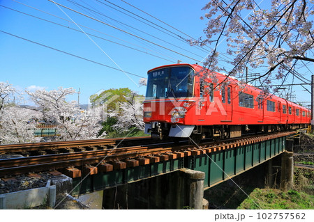 桜が咲く橋りょうを走り抜ける名鉄・各務原線列車 桜が咲く橋りょうを走り抜ける名鉄・各務原線列車 102757562