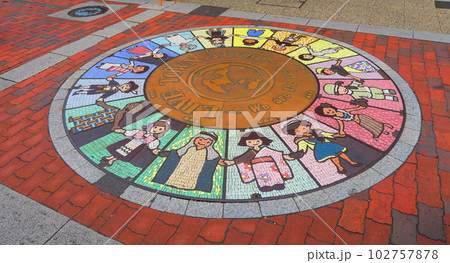 埼玉県川口市のふじの市商店街の歩道のタイル画の風景 埼玉県川口市のふじの市商店街の歩道のタイル画の風景 102757878