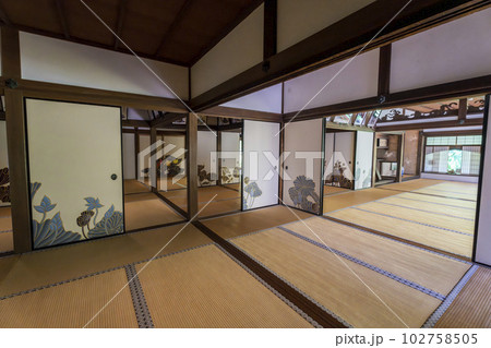 初夏の青蓮院門跡 襖絵 京都府京都市 初夏の青蓮院門跡 襖絵 京都府京都市 102758505