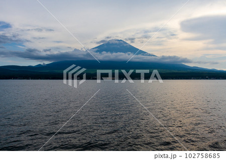 山梨県南都留郡山中湖村 山中湖と周辺の風景 山梨県南都留郡山中湖村 山中湖と周辺の風景 102758685