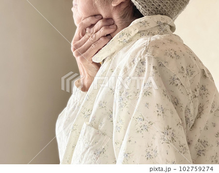 喉に手をあてる高齢女性 102759274