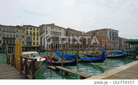 水の都ベネチアの運河 102759357