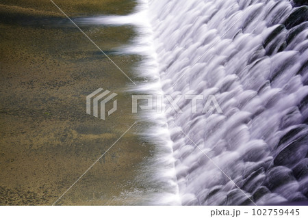 流れ落ちる水のパターン 102759445