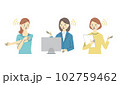 ワイヤレスイヤホンをする女性 102759462