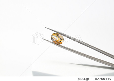 ピンセットとデンドライトクォーツ 102760445