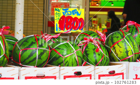 スーパーで販売されているスイカの風景 102761283