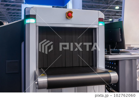 Automatic shrinking packaging machine at plastic exhibition Automatic shrinking packaging machine at plastic exhibition 102762060