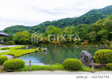 京都嵯峨嵐山の夏　世界遺産　天龍寺　曹源池庭園 102762748