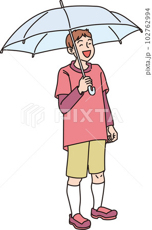 傘をさした笑顔の男の子_カラー_全半身 102762994