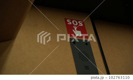 新幹線のSOSボタンの案内 102763110