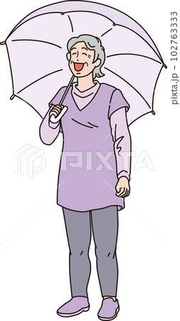 傘をさした笑顔の高齢女性_おばあちゃん_カラー_全身 102763333