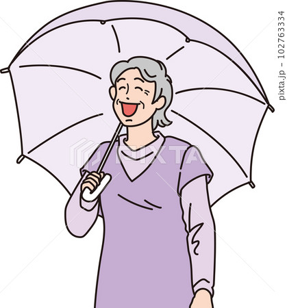 傘をさした笑顔の高齢女性_おばあちゃん_カラー_上半身 102763334