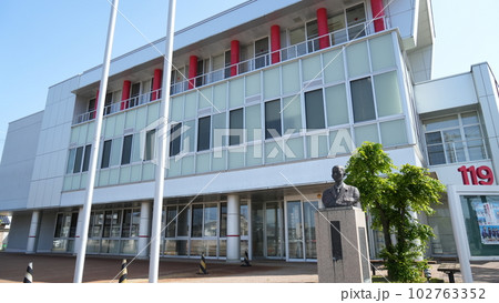 射水市新湊消防署と八島逸平の銅像 102763352