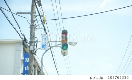 富山県射水市の縦長の信号 富山県射水市の縦長の信号 102763356