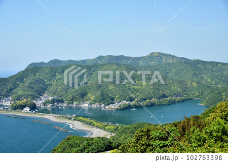 南海展望台から相賀ニワ浜を望む　【三重県度会郡南伊勢町】 102763398