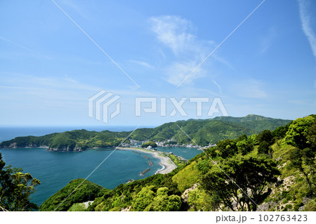 南海展望台ハイキング道から相賀ニワ浜を望む　【三重県度会郡南伊勢町】 102763423