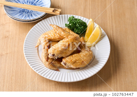 グリルで焼いた手羽先の塩焼き グリルで焼いた手羽先の塩焼き 102763447