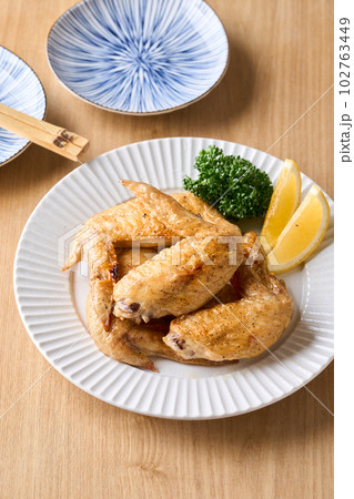 グリルで焼いた手羽先の塩焼き 102763449