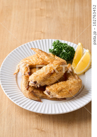 グリルで焼いた手羽先の塩焼き 102763452