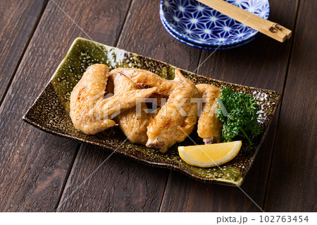 グリルで焼いた手羽先の塩焼き グリルで焼いた手羽先の塩焼き 102763454