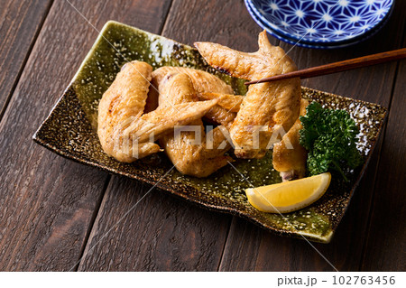 グリルで焼いた手羽先の塩焼き 102763456