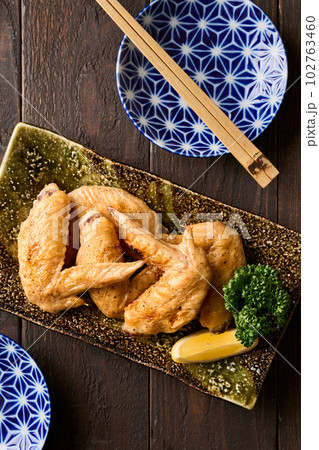 グリルで焼いた手羽先の塩焼き 102763460