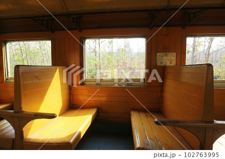 タイ国鉄　車窓と木製の席 102763995