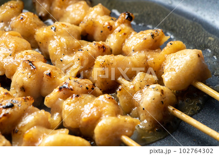 焼鳥(ぼんじり塩焼き串)をフライパンで温め直す(料理酒をかけて)。 102764302