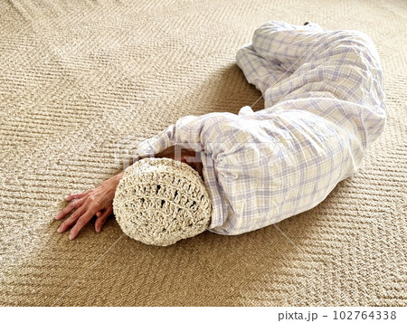 寝巻姿で寝転んだ高齢女性 寝巻姿で寝転んだ高齢女性 102764338