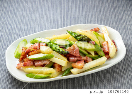アスパラガスと新じゃがとベーコンの炒め物。 102765146