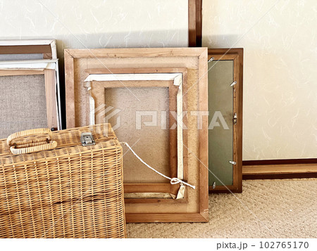 いくつかの額縁の裏側とバスケット 102765170