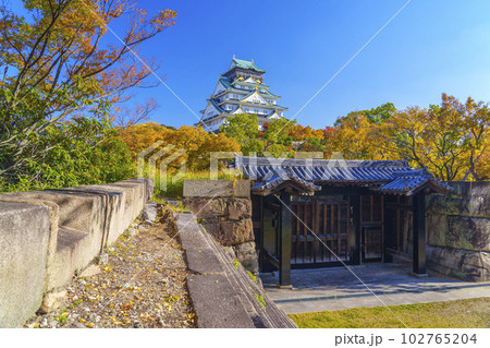 大阪城天守閣　北仕切門　紅葉の季節　西の丸庭園から望む 102765204