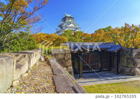 大阪城天守閣　北仕切門　紅葉の季節　西の丸庭園から望む 102765205