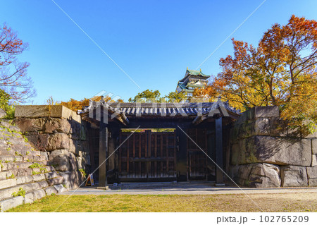 大阪城天守閣　北仕切門　紅葉の季節　西の丸庭園から望む 102765209