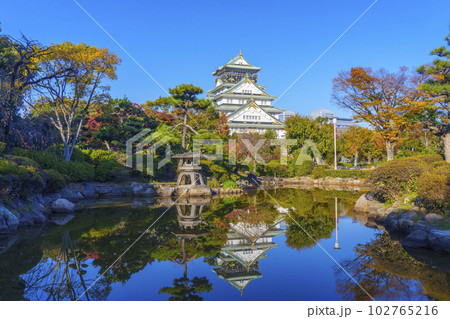 日本庭園の池に映る大阪城天守閣　リフレクション　紅葉の季節 102765216