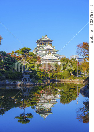 日本庭園の池に映る大阪城天守閣　リフレクション　紅葉の季節 102765219