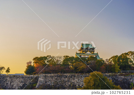 夕日を浴びる大阪城天守閣　紅葉の季節 102765231