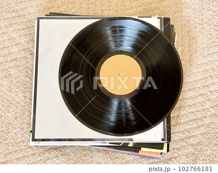 積み上げたレコードジャケットとレコード盤_俯瞰 積み上げたレコードジャケットとレコード盤_俯瞰 102766181