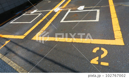 コインパーキングの路面の風景 102767002