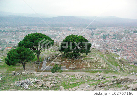 トルコ ベルガマのアクロポリスからの眺め トルコ ベルガマのアクロポリスからの眺め 102767166