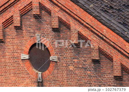 舞鶴赤れんがパークの煉瓦倉庫（屋根の切妻アップ） 102767379